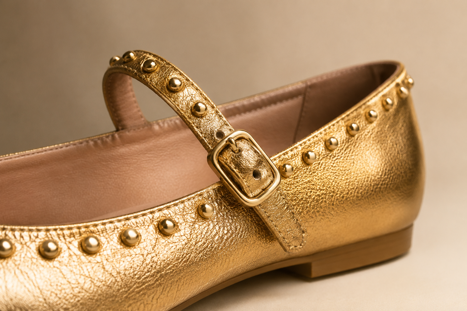 Cabedal metalizado dourado